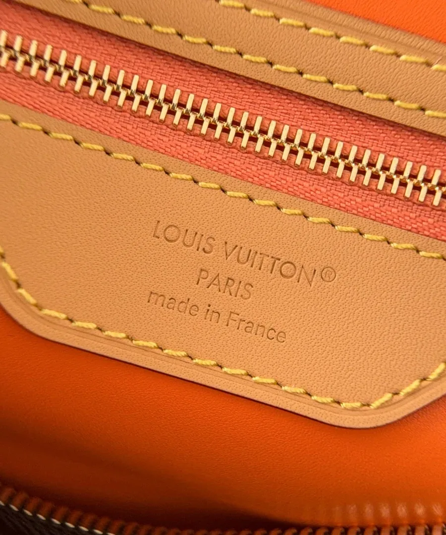 Внутренний кожаный ярлык с тиснением Louis Vuitton Paris made in France