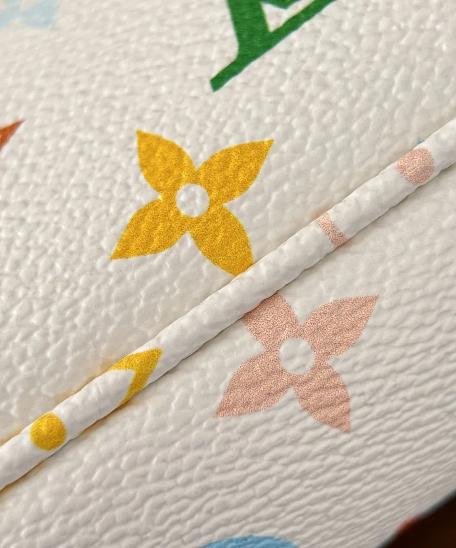 Текстура белой канвы Monogram Multicolore с разноцветным принтом