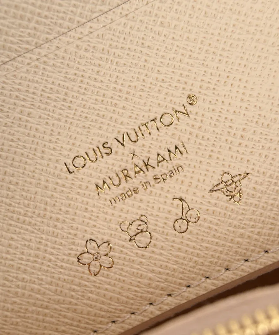 Тиснение Louis Vuitton x Murakami на внутренней стороне сумки