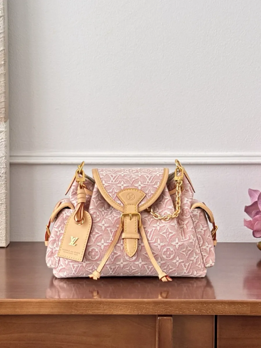 Розовая сумка Louis Vuitton Odyssée Small, вид спереди, клапан с кожаным ремешком