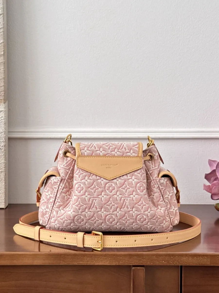 Розовая сумка Louis Vuitton Odyssée Small, вид сзади, кожаный плечевой ремень