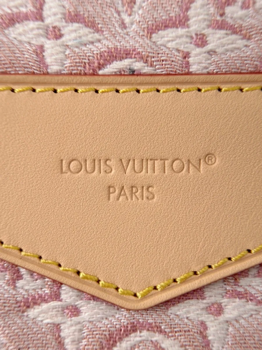 Крупный план кожаной нашивки на задней стороне с тиснением Louis Vuitton Paris