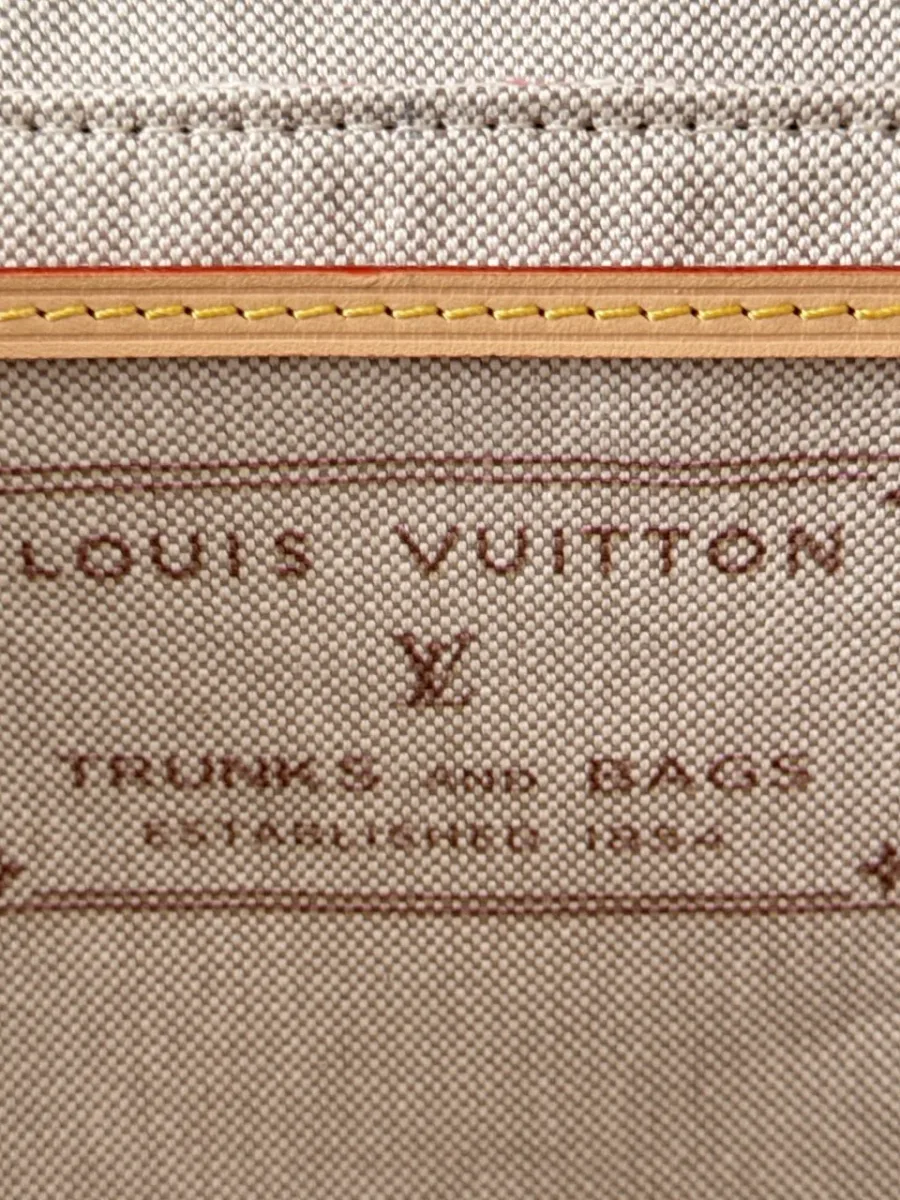 Крупный план внутренней текстильной подкладки с принтом Louis Vuitton Trunks and Bags