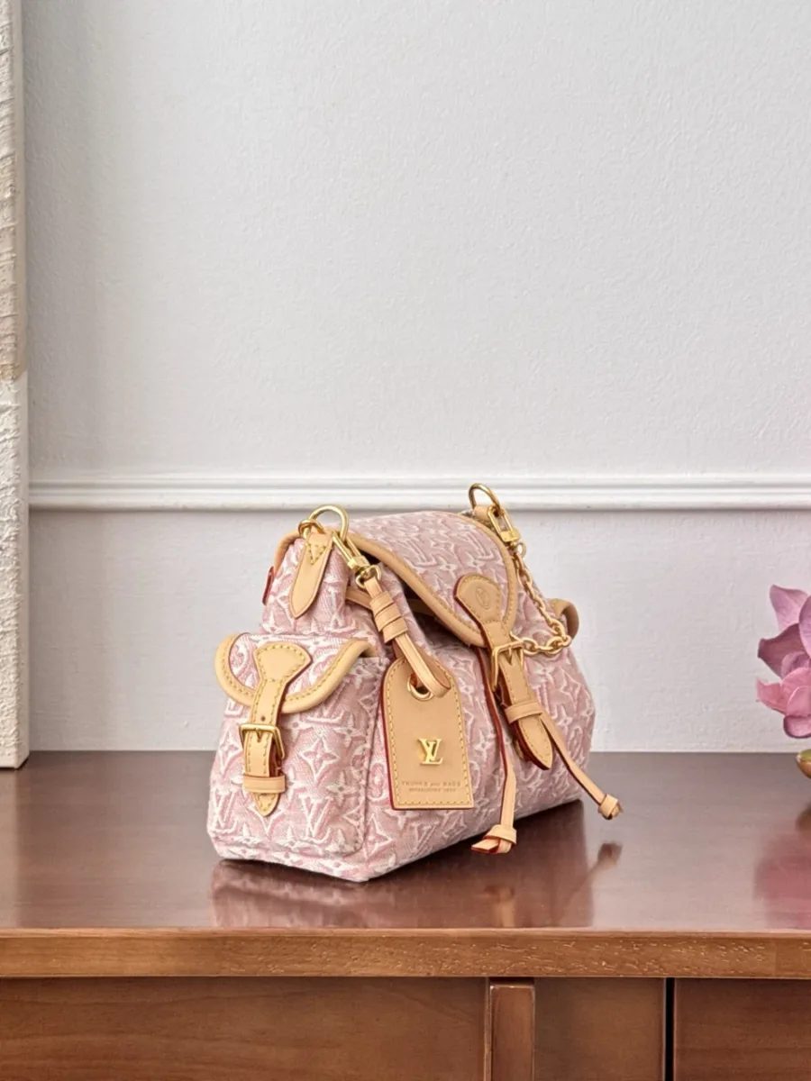 Розовая сумка Louis Vuitton Odyssée Small, вид сбоку, боковой карман на затяжке