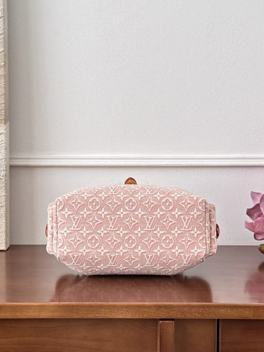 Розовая сумка Louis Vuitton Odyssée Small, вид снизу, жаккардовый узор Monogram