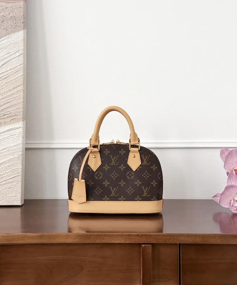 Сумка Louis Vuitton Alma BB из канвы Monogram, вид спереди