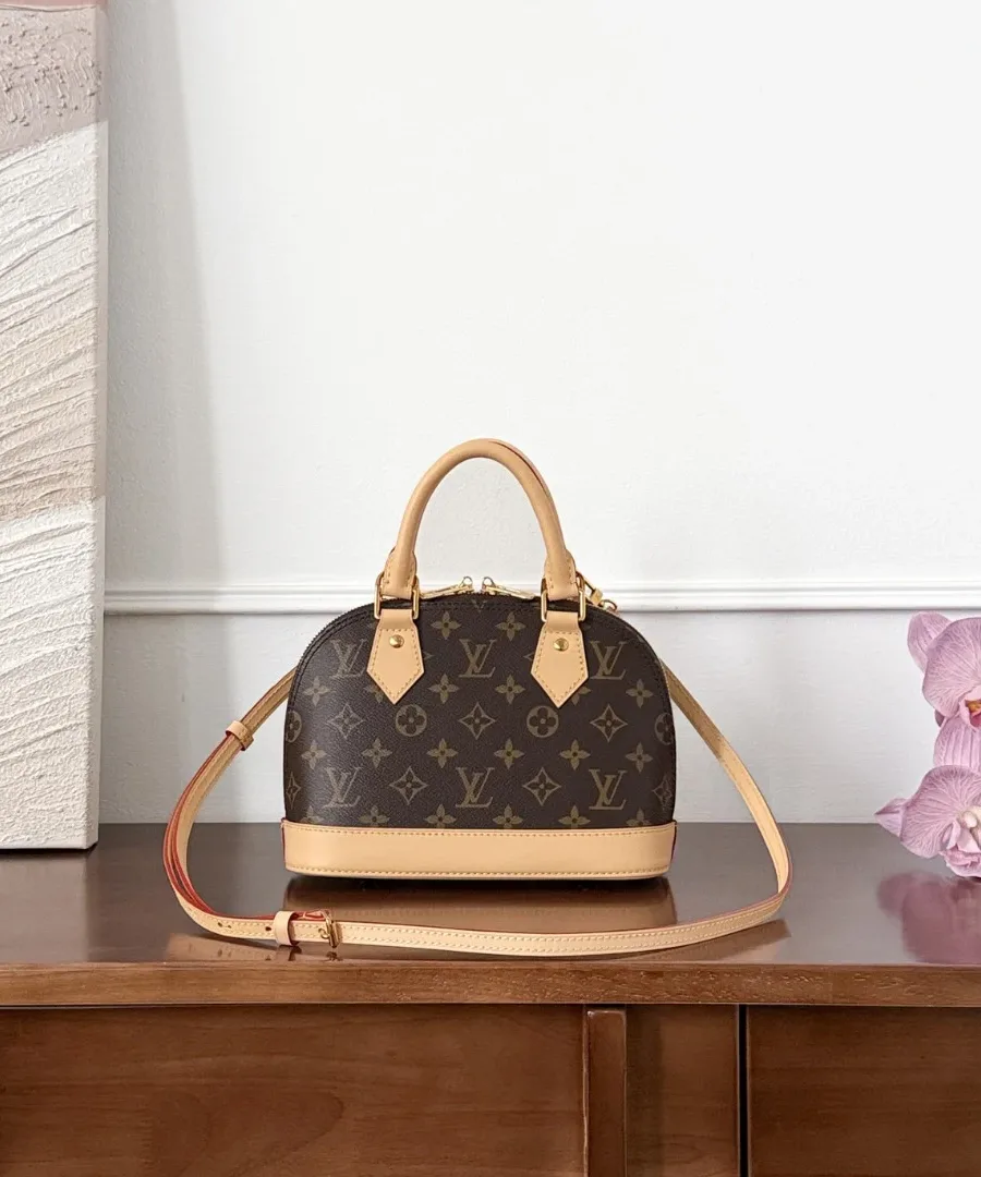 Сумка Louis Vuitton Alma BB с прикрепленным плечевым ремнем, вид спереди