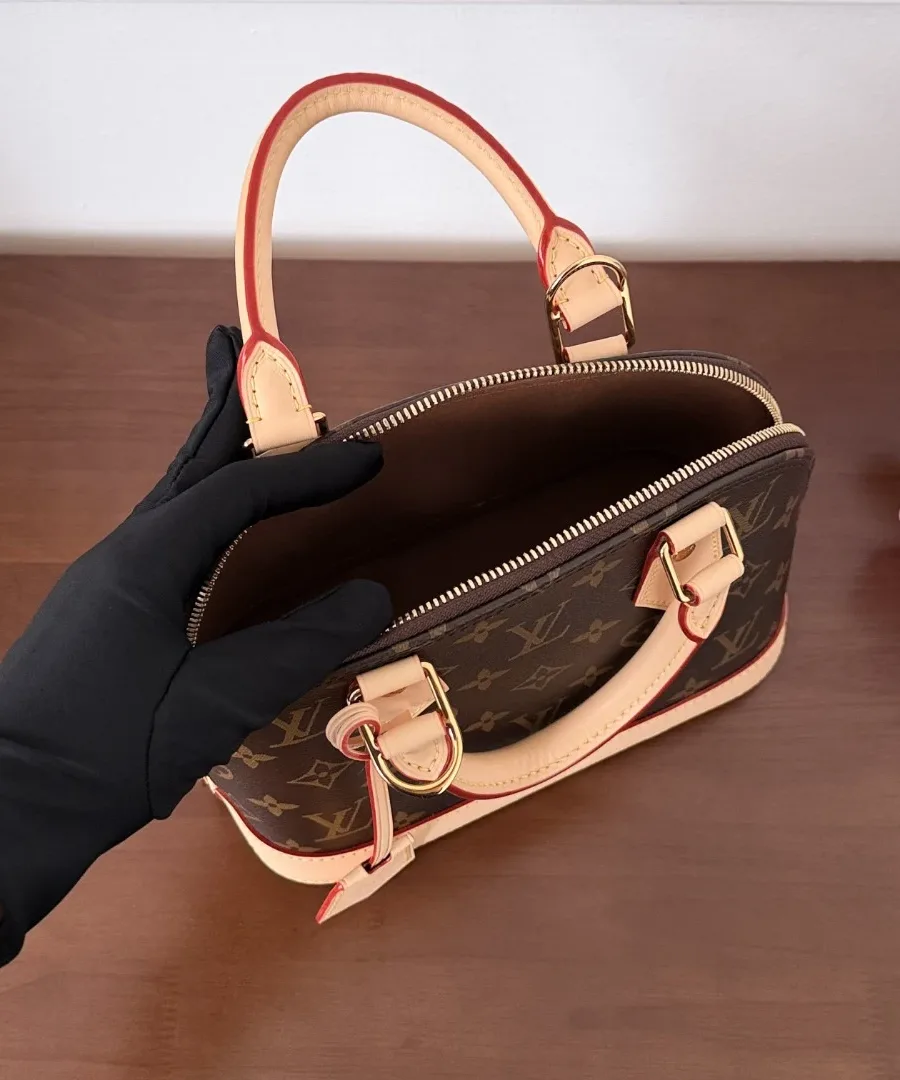 Открытое внутреннее отделение сумки Louis Vuitton Alma BB, вид сверху