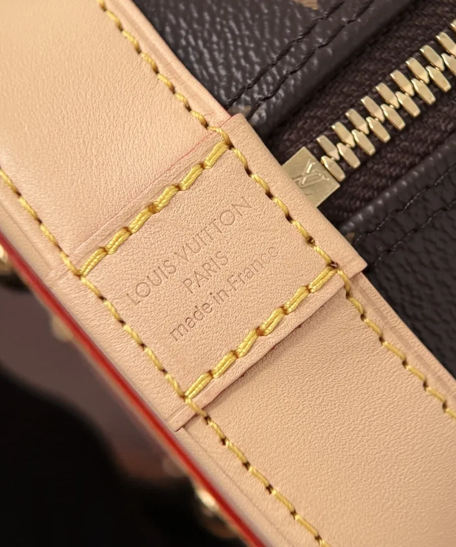 Тиснение Louis Vuitton Paris made in France на кожаной отделке сумки