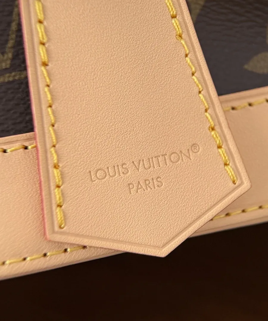 Кожаный ярлык с тиснением Louis Vuitton Paris крупным планом