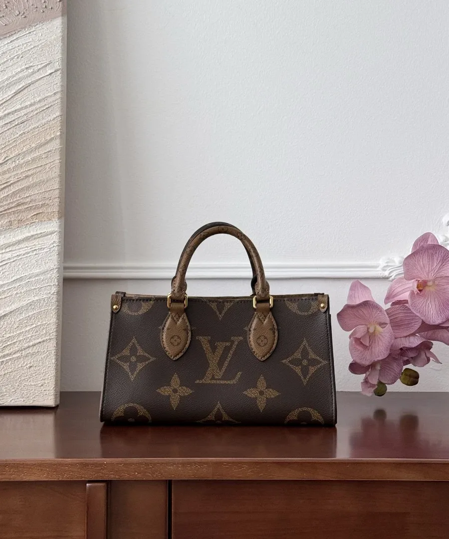 Сумка Louis Vuitton OnTheGo East West из канвы Monogram, вид спереди