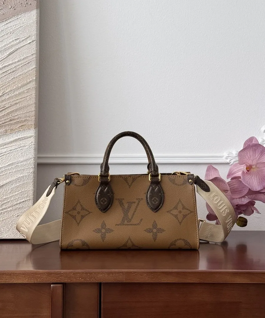 Сумка Louis Vuitton OnTheGo East West с прикрепленным текстильным ремнем и круглым кошельком