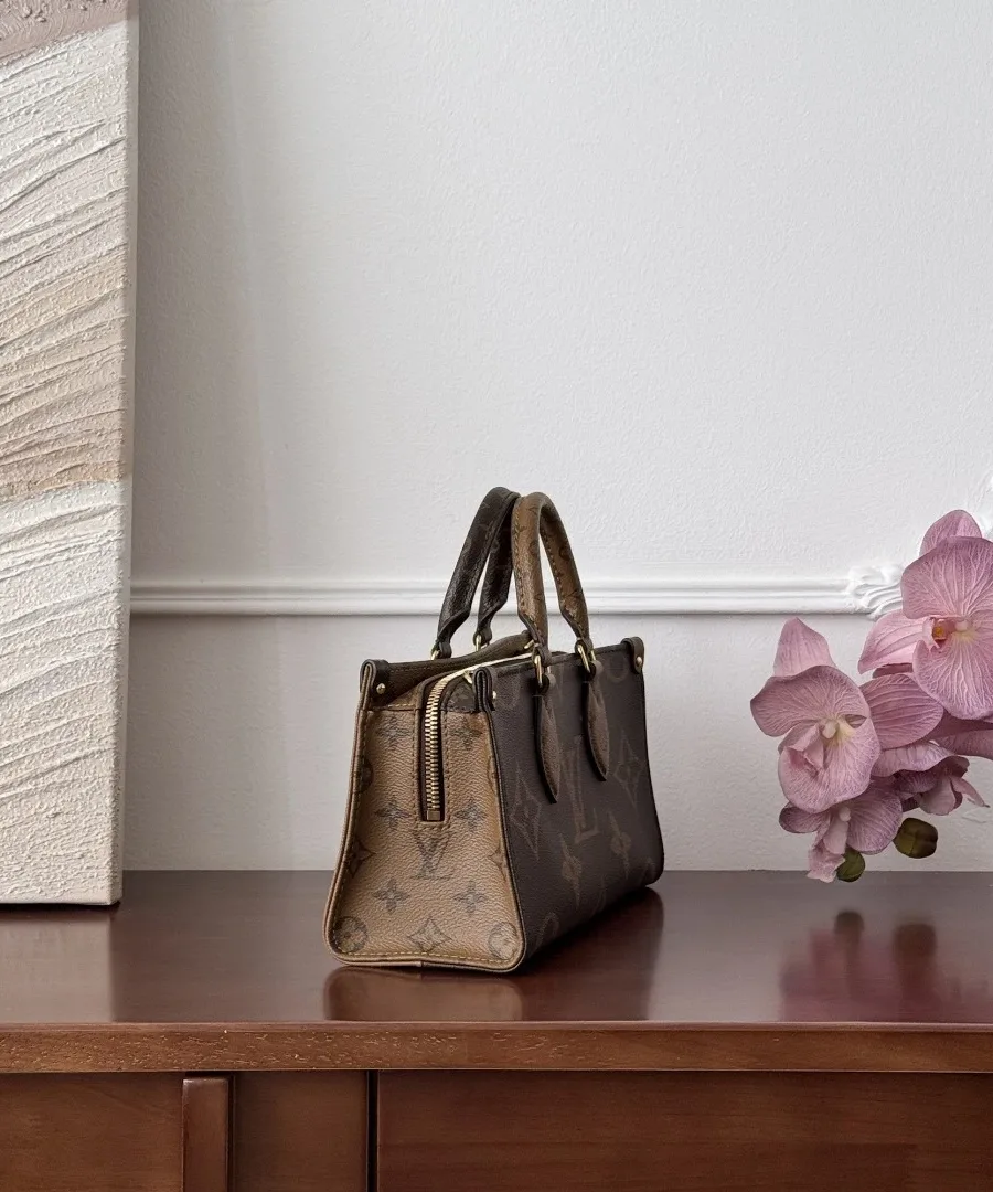 Сумка Louis Vuitton OnTheGo East West, вид сбоку