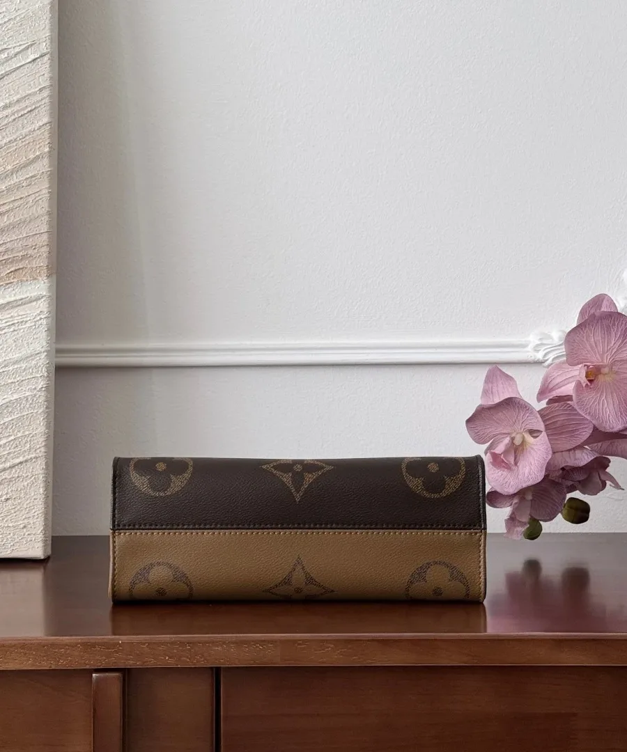 Сумка Louis Vuitton OnTheGo East West, вид снизу