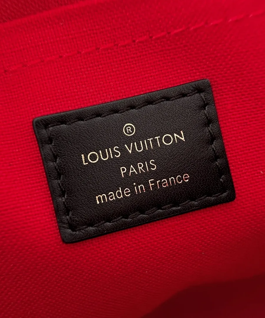 Кожаная нашивка с тиснением Louis Vuitton Paris на красной подкладке