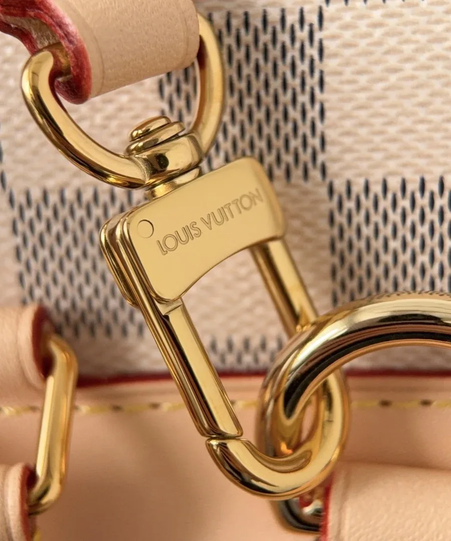 Золотистый металлический карабин с гравировкой Louis Vuitton