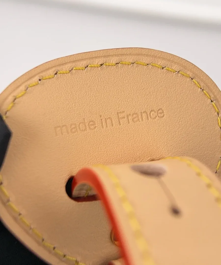 Крупный план кожаного элемента с тиснением made in France
