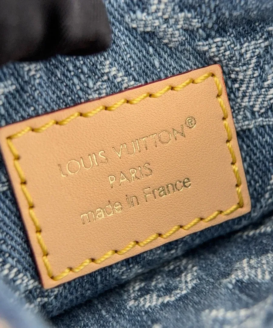 Кожаная нашивка с тиснением Louis Vuitton Paris внутри сумки