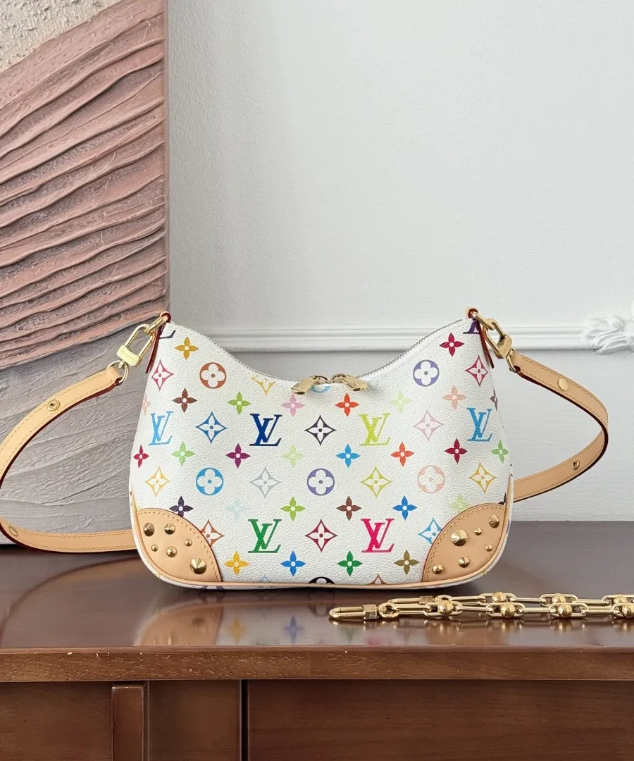 Белая сумка Louis Vuitton Boulogne с разноцветным принтом, вид спереди с ремнем и цепочкой