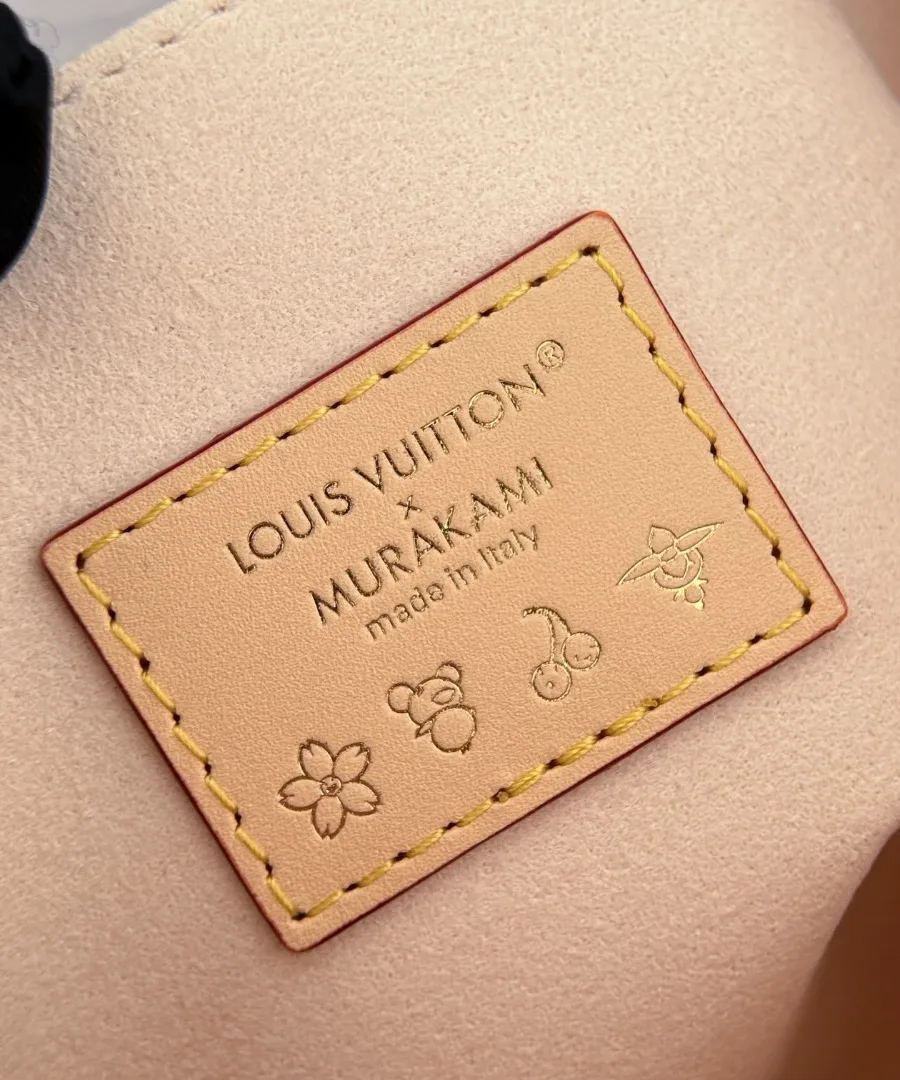 Внутренняя кожаная нашивка Louis Vuitton x Murakami с тиснением