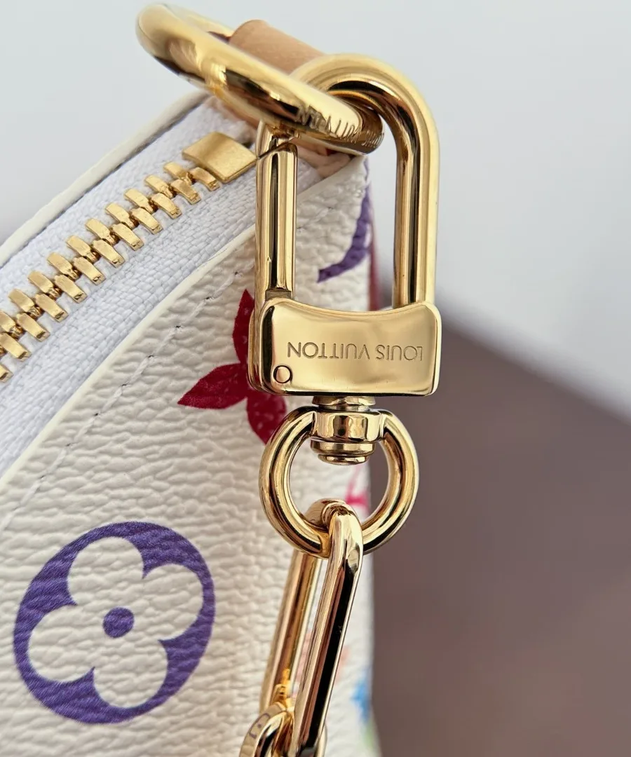 Золотистый карабин крепления ремня с гравировкой Louis Vuitton