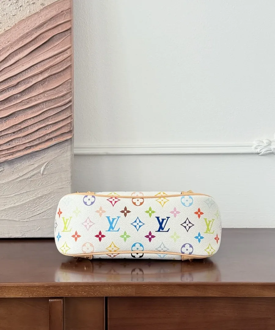 Нижняя часть сумки Louis Vuitton Boulogne из белой канвы с разноцветным узором