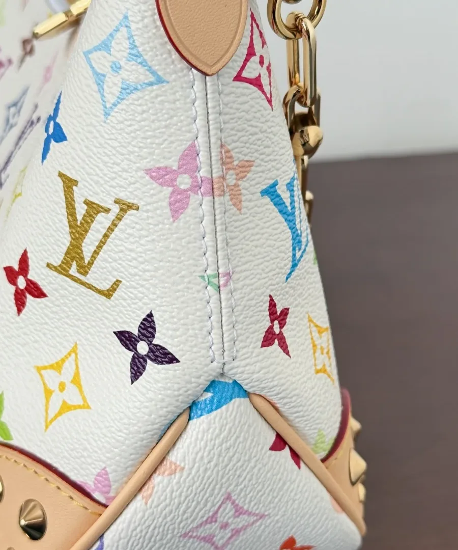 Боковой шов сумки Louis Vuitton Boulogne с разноцветным монограммным принтом
