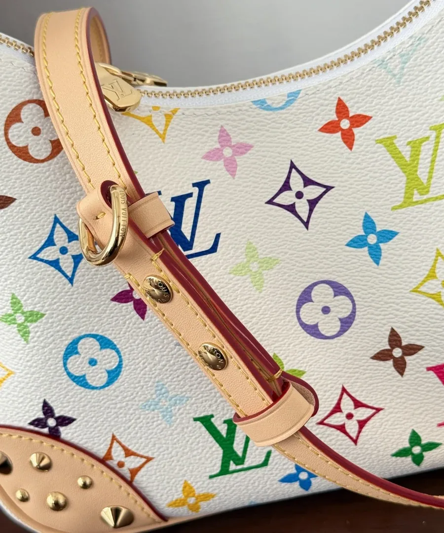 Регулируемый плечевой ремень из светлой кожи на сумке Louis Vuitton Boulogne