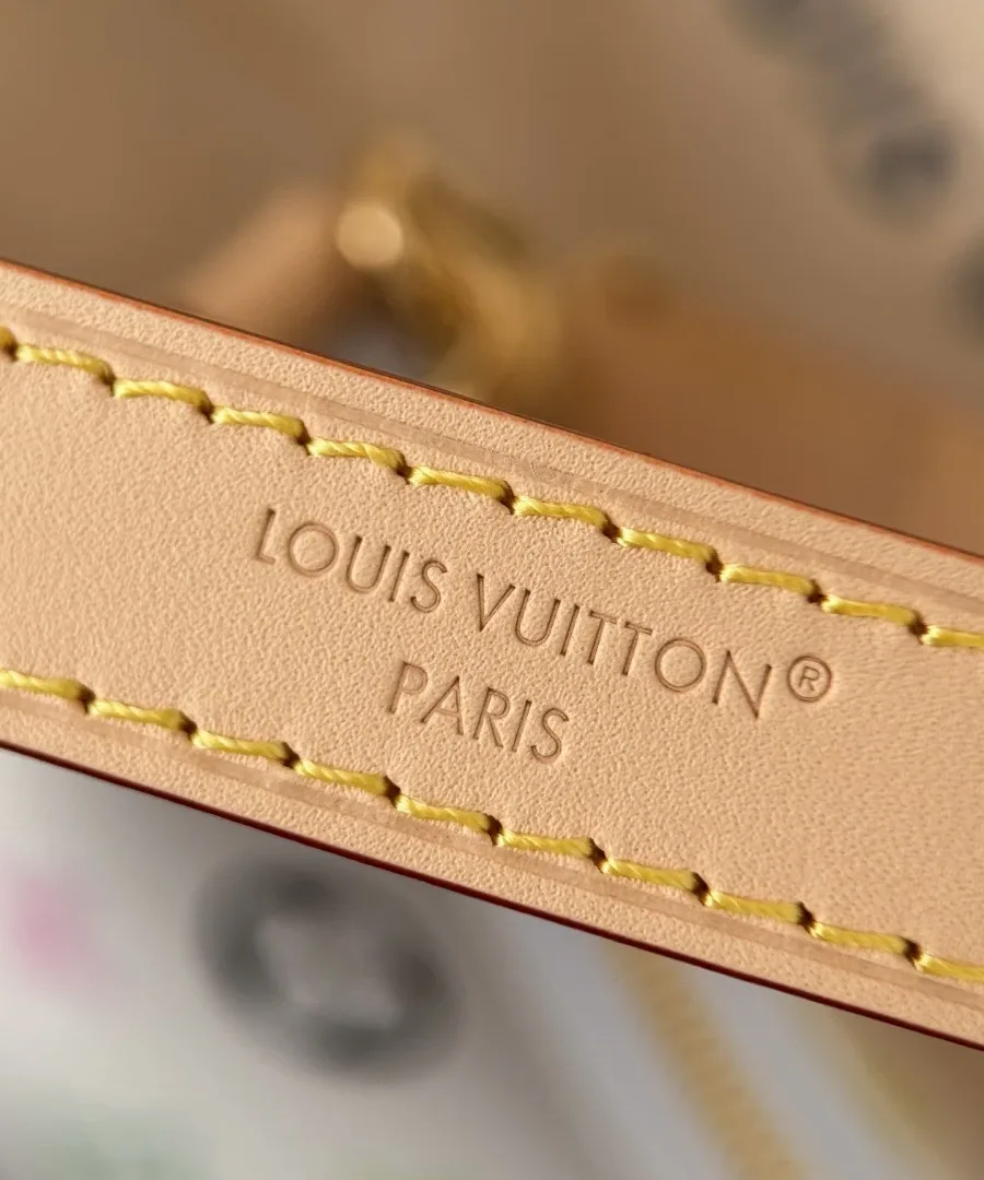 Тиснение Louis Vuitton Paris на кожаном элементе сумки