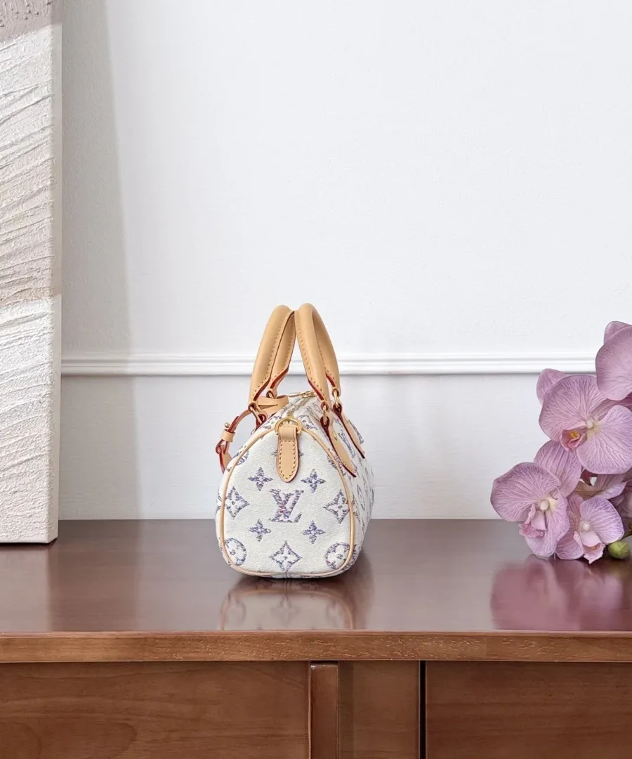 Белая текстильная сумка Speedy 20 с разноцветным узором Monogram, вид сбоку