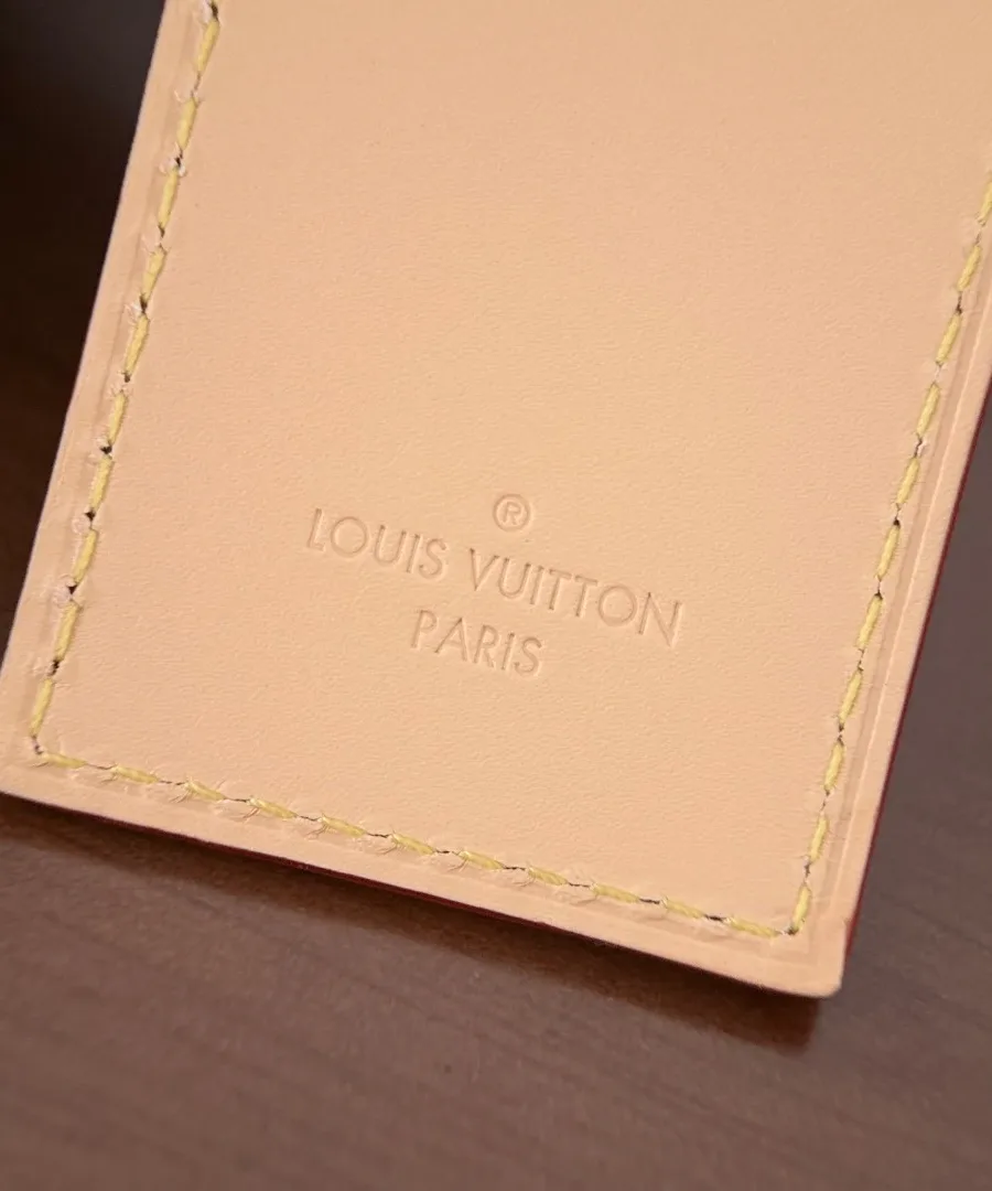 Крупный план кожаной багажной бирки с тиснением Louis Vuitton