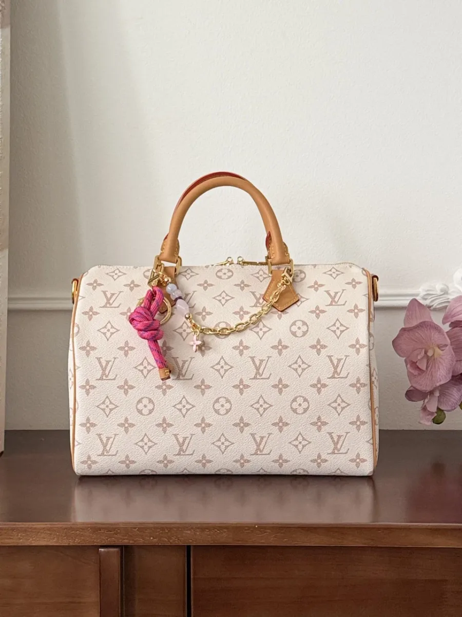 Сумка Louis Vuitton Speedy 30 молочно-белого цвета с коричневым узором Monogram, вид спереди