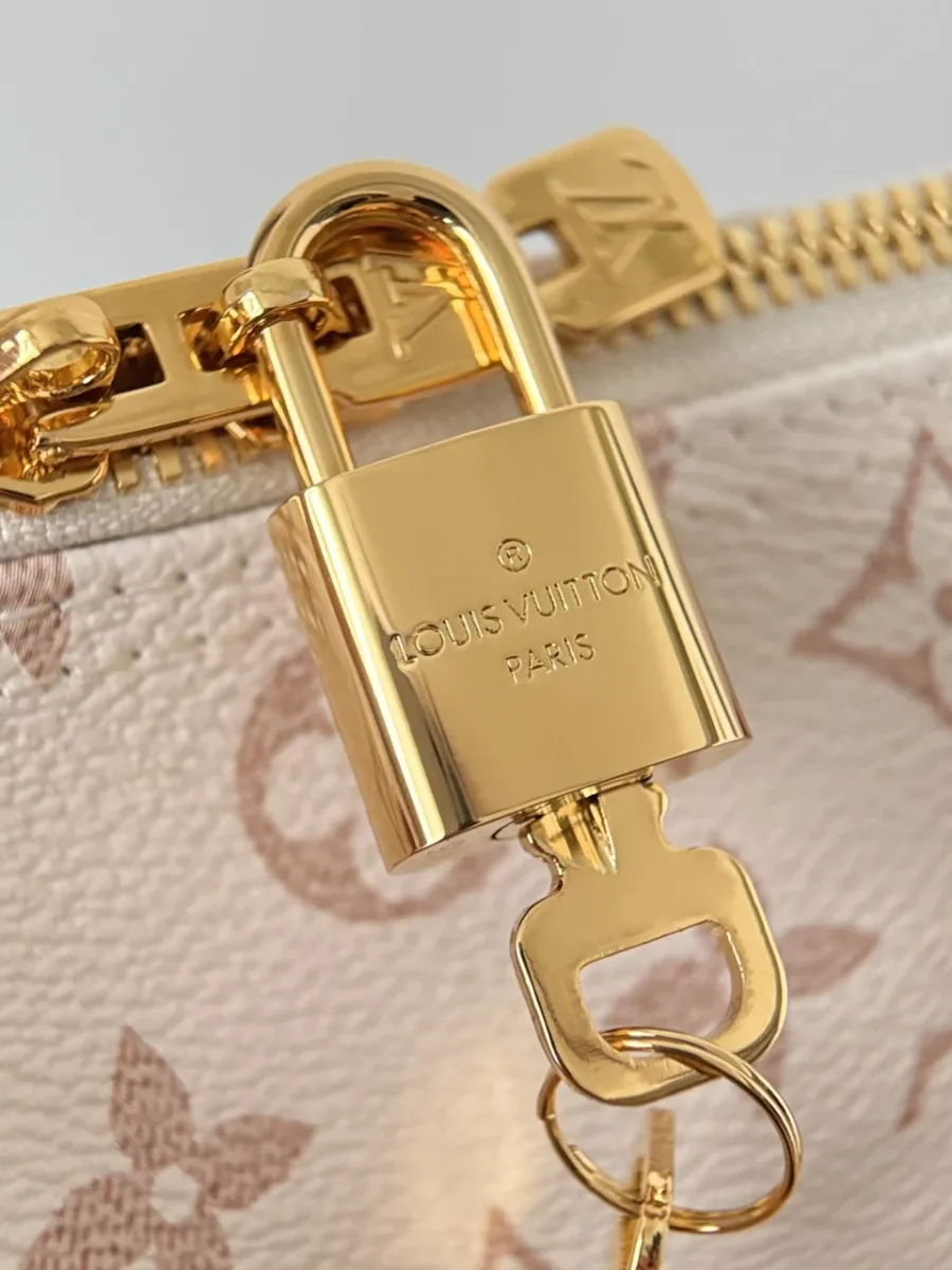 Золотистый навесной замок с гравировкой Louis Vuitton Paris на молнии