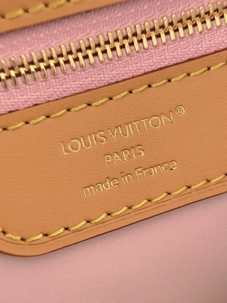 Внутренний кожаный ярлык с тиснением Louis Vuitton Paris made in France на фоне розовой подкладки