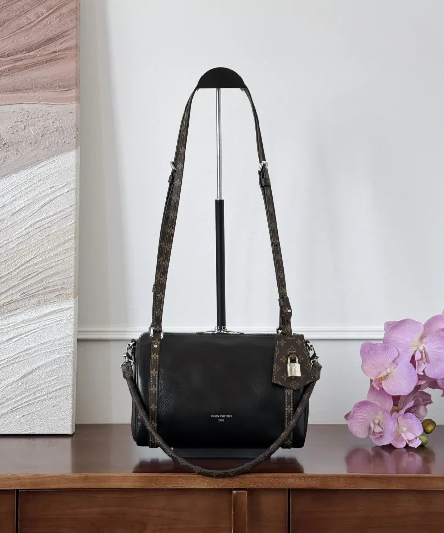 Черная кожаная сумка Louis Vuitton Express на плечевом ремне, вид спереди