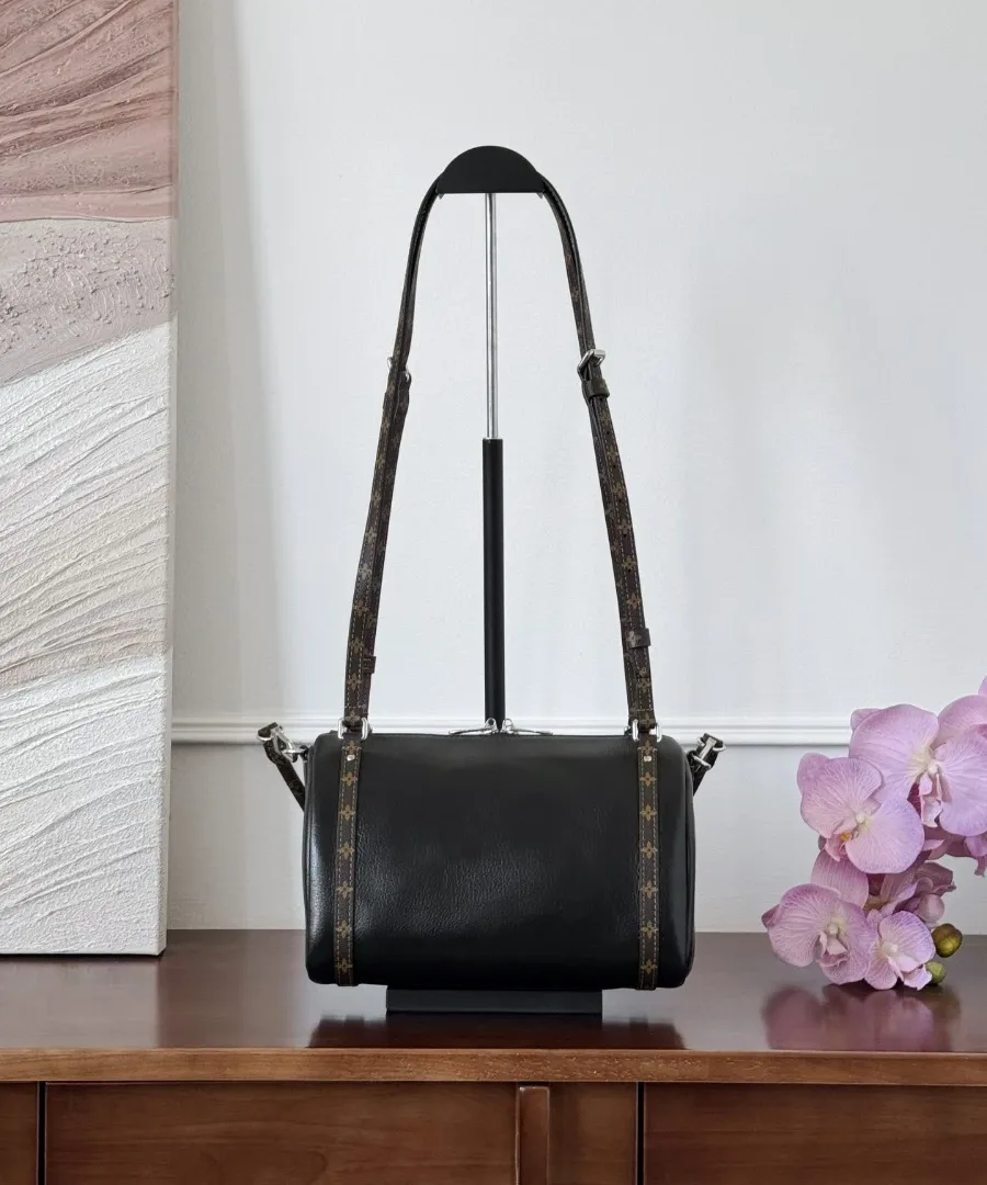 Черная сумка-дафл Louis Vuitton Express из вощеной кожи, вид сзади