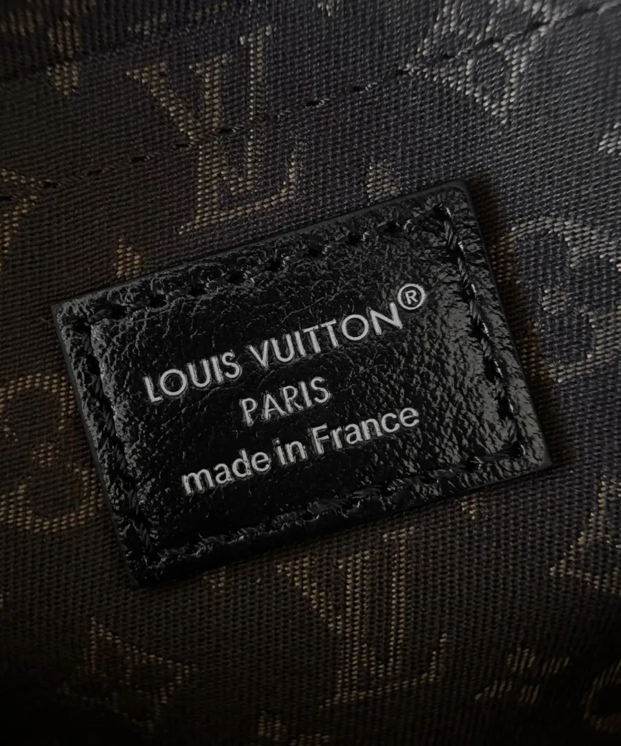 Внутренняя кожаная нашивка с логотипом Louis Vuitton Paris
