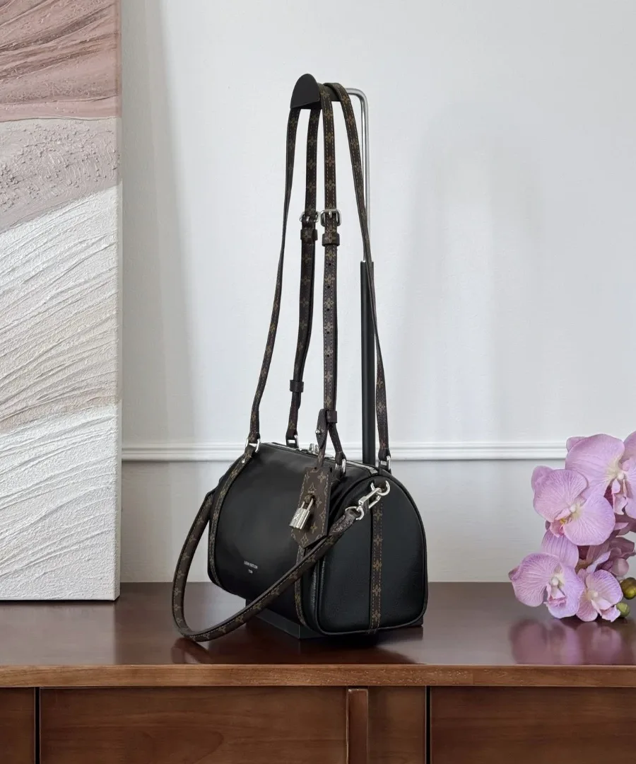 Кожаная сумка Louis Vuitton Express с отделкой канвой Monogram, вид сбоку