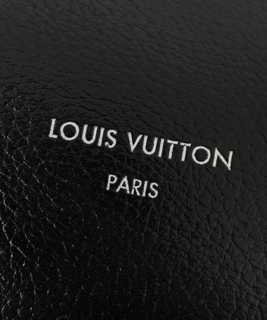 Серебристый тисненый логотип Louis Vuitton Paris на черной коже
