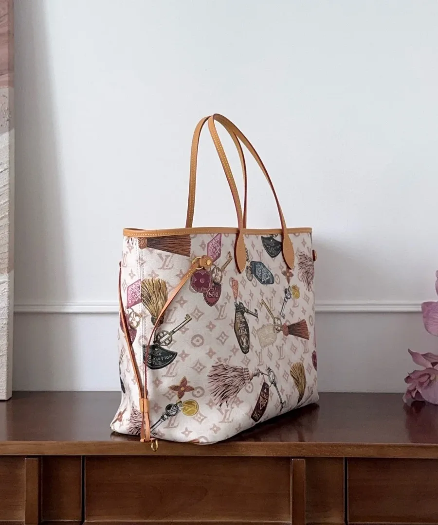 Бежевая сумка-тоут Louis Vuitton Neverfull GM с принтом, вид сбоку