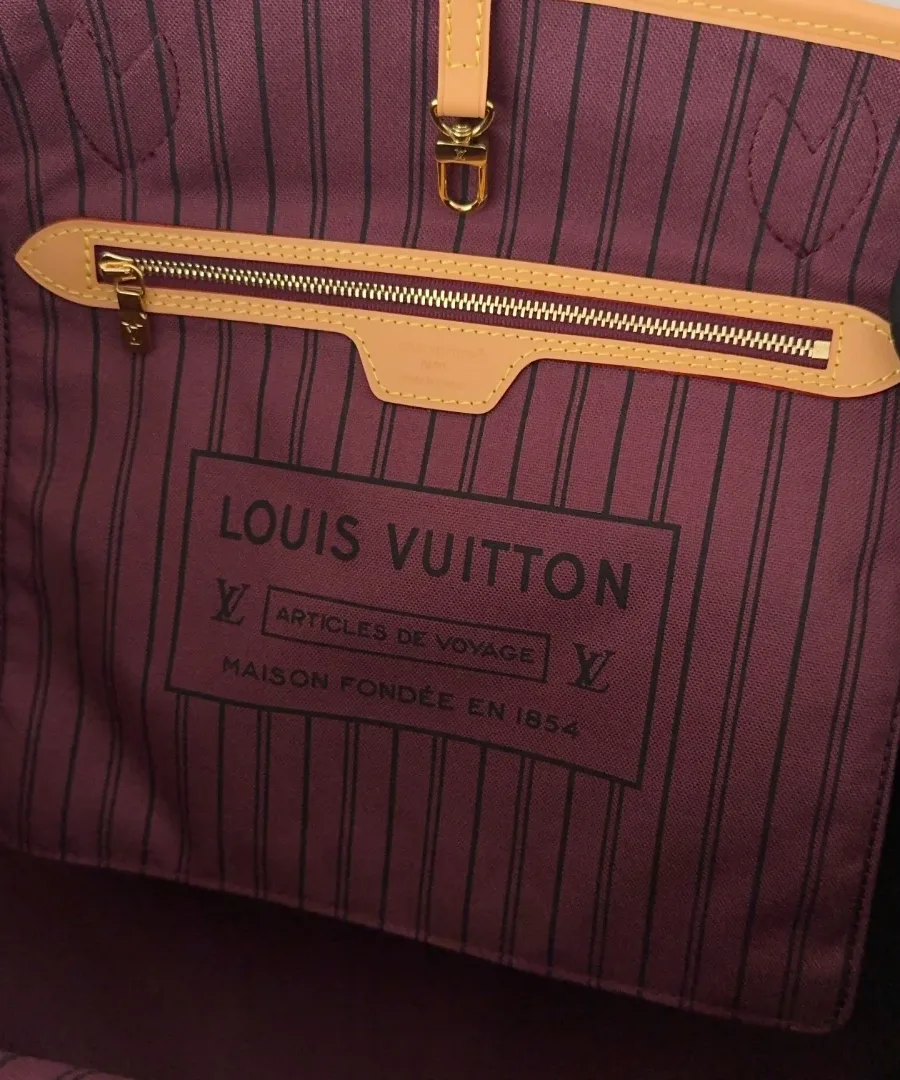 Внутренний карман на молнии с фирменным принтом Louis Vuitton