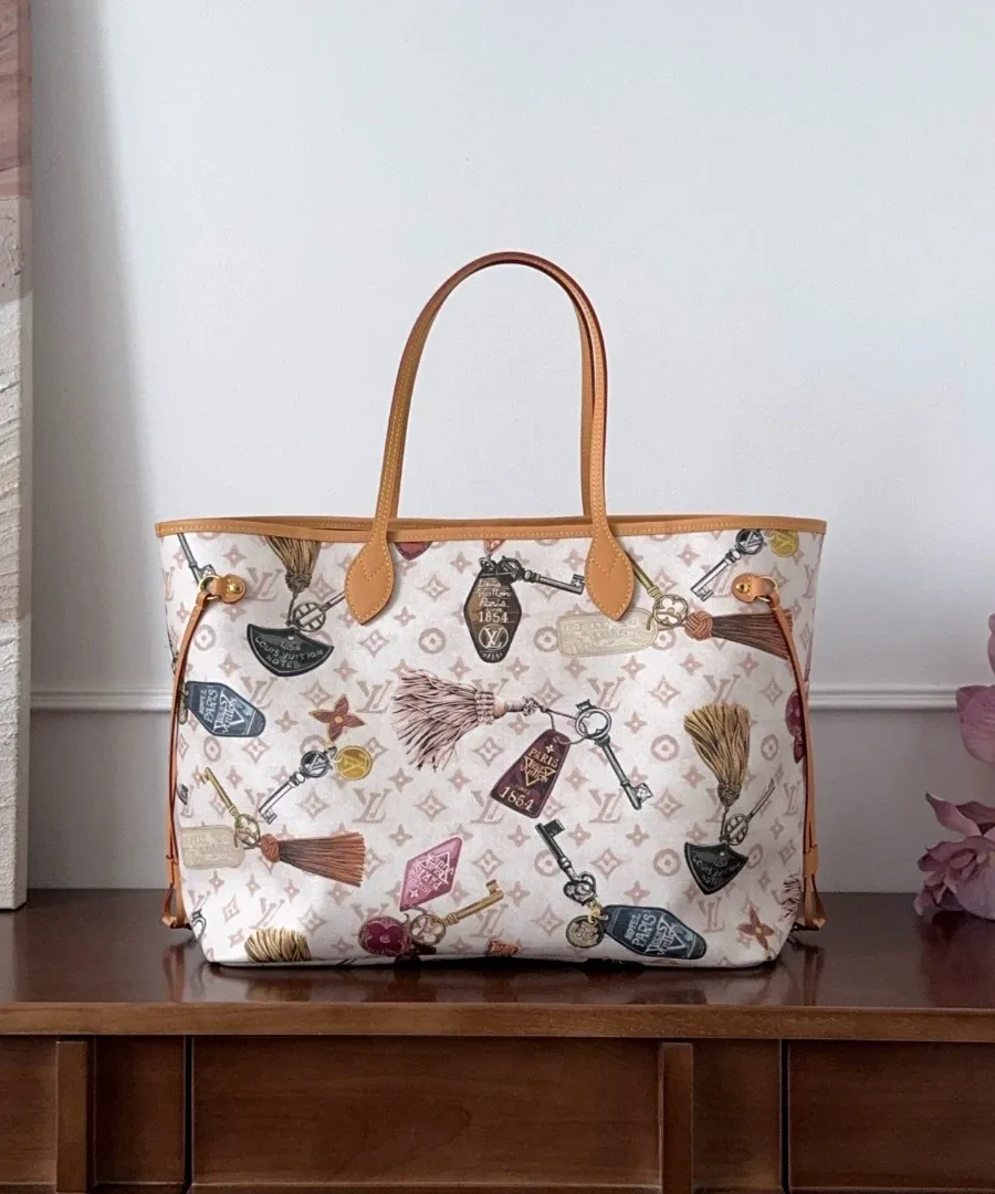 Бежевая сумка-тоут Louis Vuitton Neverfull GM с принтом, вид сзади