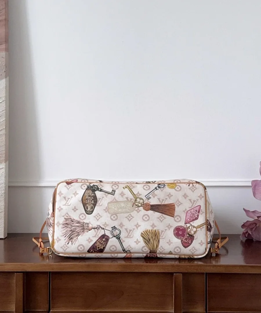 Бежевая сумка-тоут Louis Vuitton Neverfull GM с принтом, вид снизу