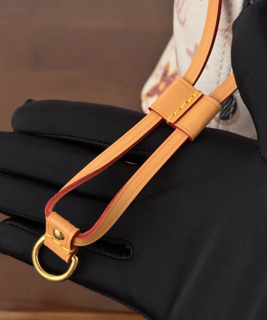 Кожаный боковой шнурок сумки Louis Vuitton Neverfull GM, крупный план
