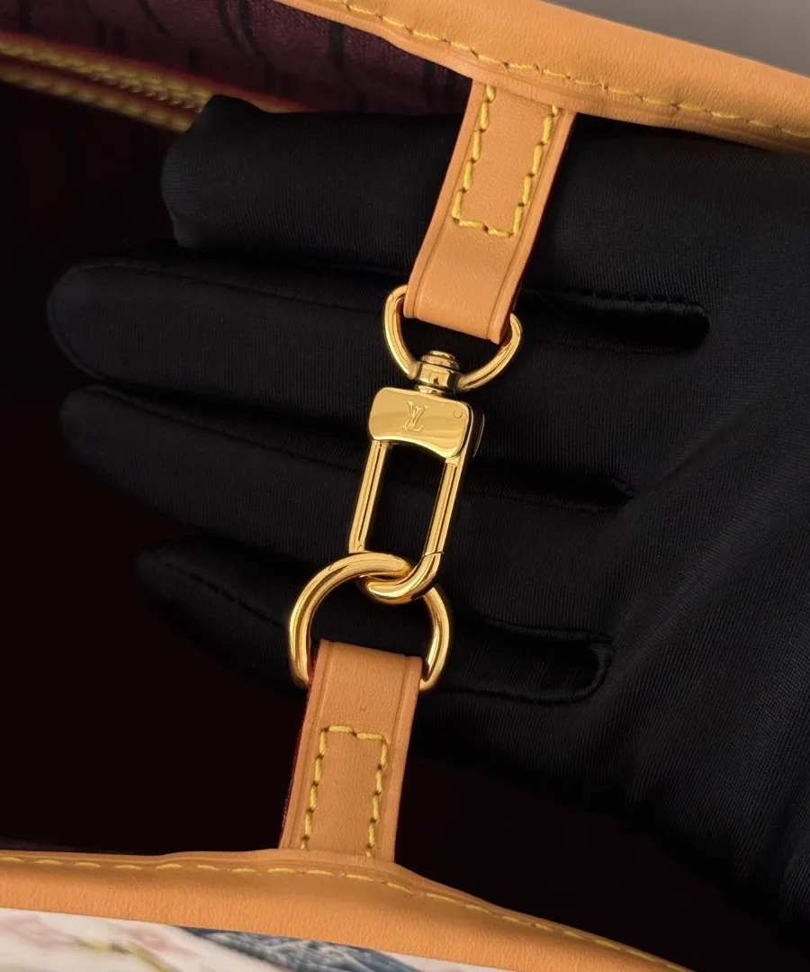 Внутреннее крепление с золотистым карабином сумки Louis Vuitton Neverfull GM