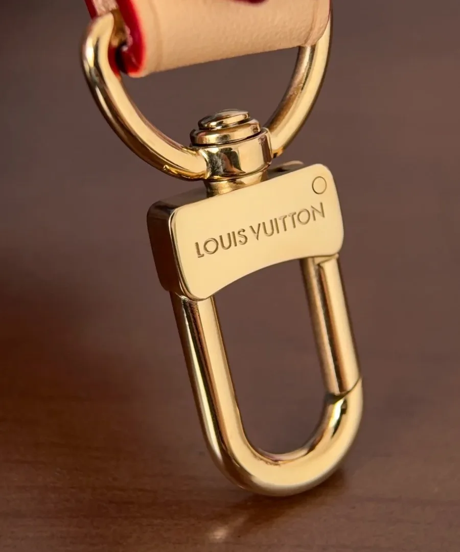 Золотистый карабин с гравировкой Louis Vuitton