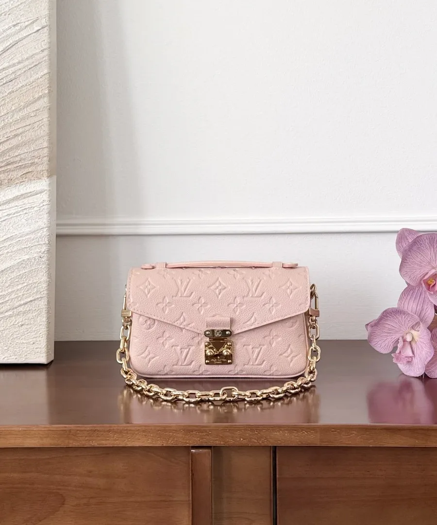 Розовая сумка Louis Vuitton Pochette Métis East West с золотистой цепочкой, вид спереди