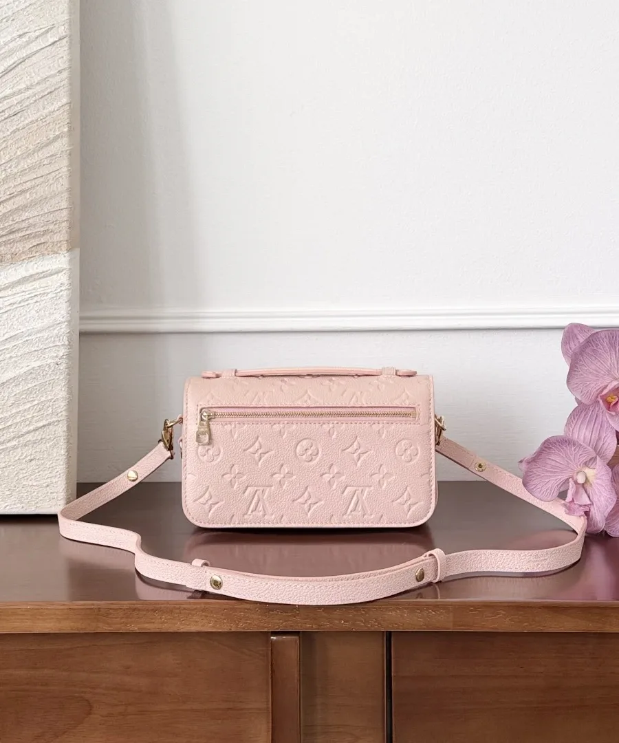 Розовая сумка Louis Vuitton Pochette Métis East West с кожаным ремнем, вид сзади