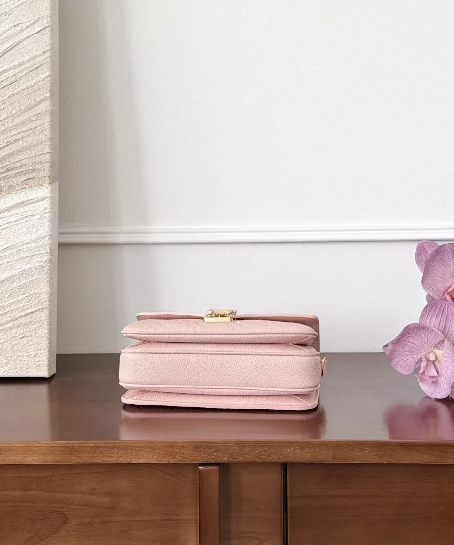 Розовая сумка Louis Vuitton Pochette Métis East West, вид снизу