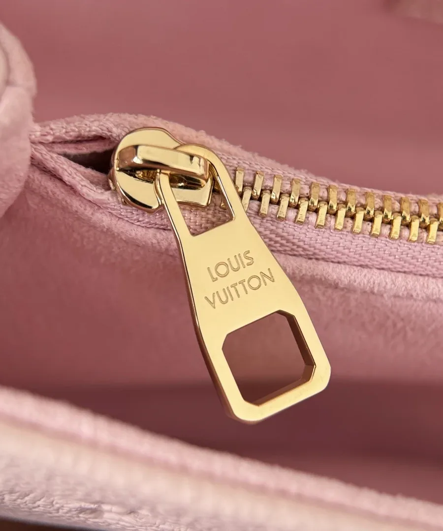 Золотистый пуллер молнии с гравировкой Louis Vuitton внутри сумки